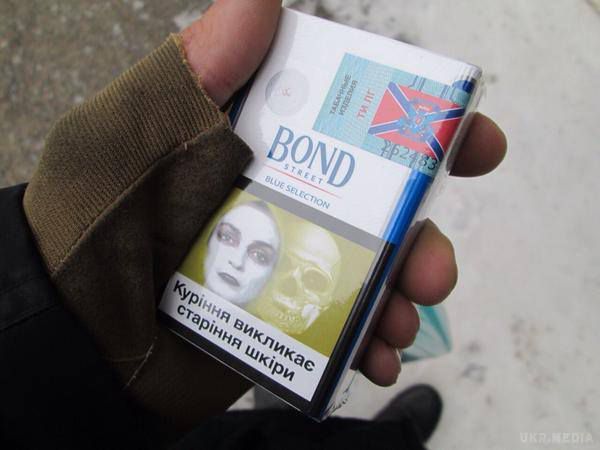 Українські сигарети продають за рублі з акцизною маркою «Новоросії». В окупованому сепаратистами Краснодоні Луганської області продають сигарети, на пачки яких наклеєні акцизні марки «Новоросії».