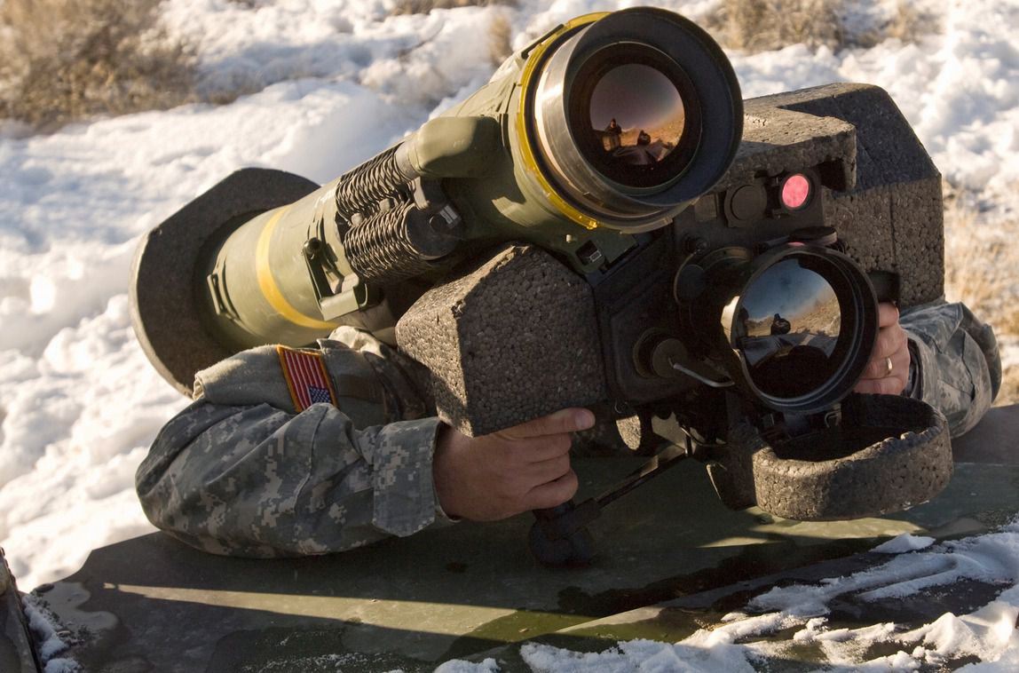 В «Укроборонпромі» розповіли, скільки коштує постріл з Javelin і української «Стугни». Повним аналогом Javelin в Україні є протитанковий комплекс "Корсар" і "Стугна"