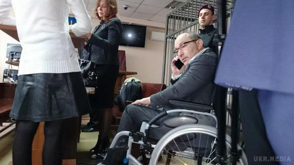 Кернес приїхав у суд Харкова на інвалідному візку. У Харкові сьогодні заплановано суд у справі голови Харківської мерії Геннадія Кернеса.