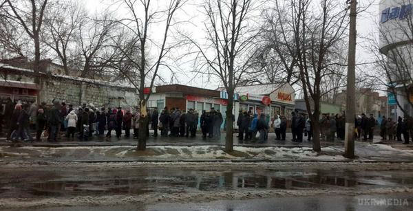 У Луганську не вистачає хліба. Величезна черга за хлібом у Луганську (фото)