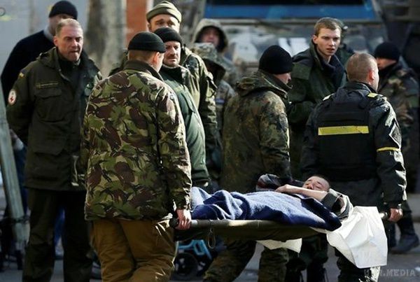 У ніч на 31 березня в околицях села Трьохізбенка, що в Луганській області, знову було неспокійно. Близько 22.00 група бійців незаконних збройних формувань в черговий раз підібралася до зруйнованого мосту через Сіверський Донець і обстріляла позиції українських військовослужбовців. 