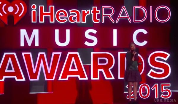 Ріанна влаштувала грандіозне шоу, співачка вийшла на сцену з вертольота. Перфоманс співачки спричинив фурор на церемонії iHeart Radio Music Awards 2015
