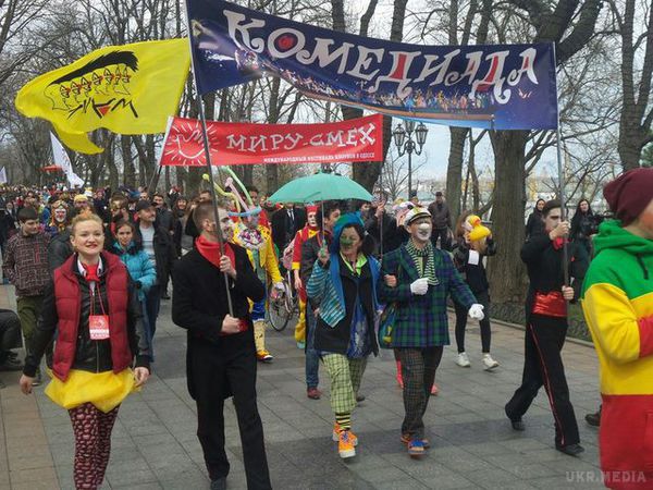 В Одесі святкують День сміху (фото). Жартівники з червоними носами із задоволенням смішать перехожих