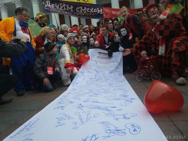 В Одесі святкують День сміху (фото). Жартівники з червоними носами із задоволенням смішать перехожих