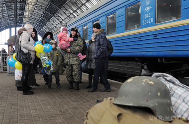 Життя після пекла: солдат тягне назад в окопи, а дружинам доводиться частіше повторювати "Я тебе люблю". Українські військові заново вчаться жити