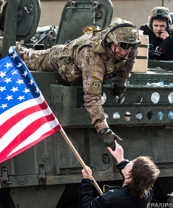 Американські військові завершили марш країнами НАТО (фото). Після навчань в Естонії підрозділи армії США на бойовій техніці здійснили марш через шість країн НАТО та повернулися до своєї базі в Німеччині.