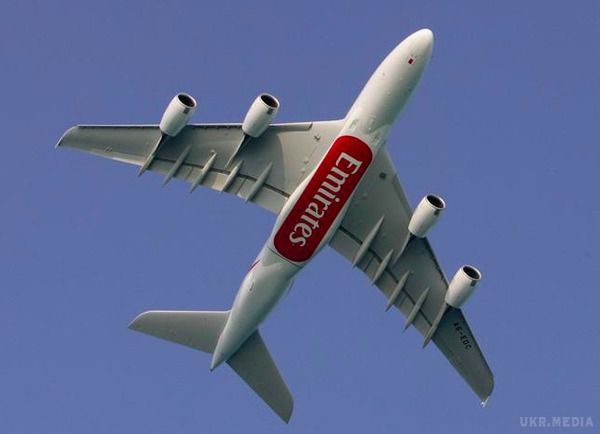 На авіалайнерах Emirates з'явився бездротовий доступ в інтернет. Бездротовий доступ в інтернет з використанням технології Wi-Fi тепер доступний на половині літаків з флоту авіакомпанії Emirates.