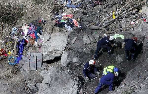 У Альпах на півдні Франції рятувальники знайшли другий "чорний ящик". В Альпах на півдні Франції рятувальники знайшли другий «чорний ящик» Airbus A320 - літака, потерпілого катастрофу 24 березня. 