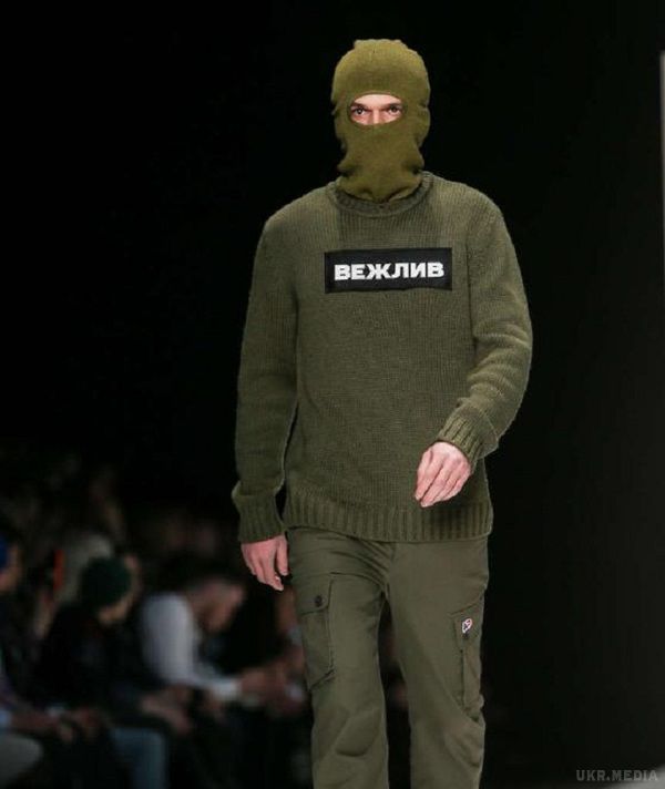 Москва, останній день Mercedes-Benz Fashion Week у Росії. Чоловіки в масках і стилізованих армійських одязі штурмують не міста, вони штурмують - подіуми. Військторг Росії представляє два модних бренду одягу.