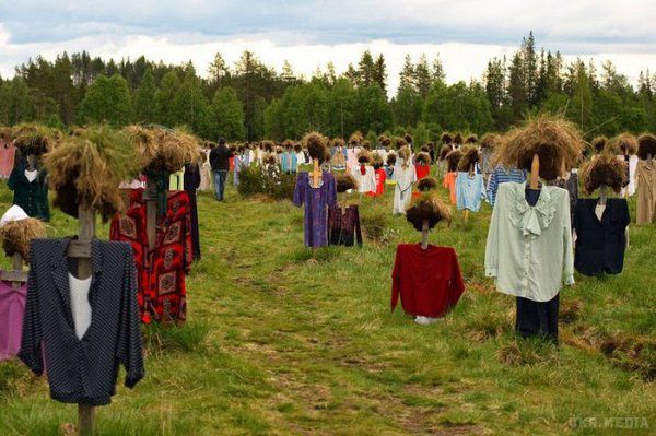 У Фінляндії поле засіяли опудалами людей. На північному сході Фінляндії, в декількох десятках кілометрів від невеликого міста Суомуссалмі, знаходиться ціле поле, заставлене опудалами людей.