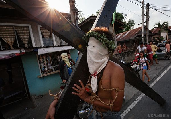 Шокуюче святкування Страсного тижня перед Великоднем (фото). Фоторепортаж про те, як на Філіппінах відзначають Страсний тиждень перед Великоднем.