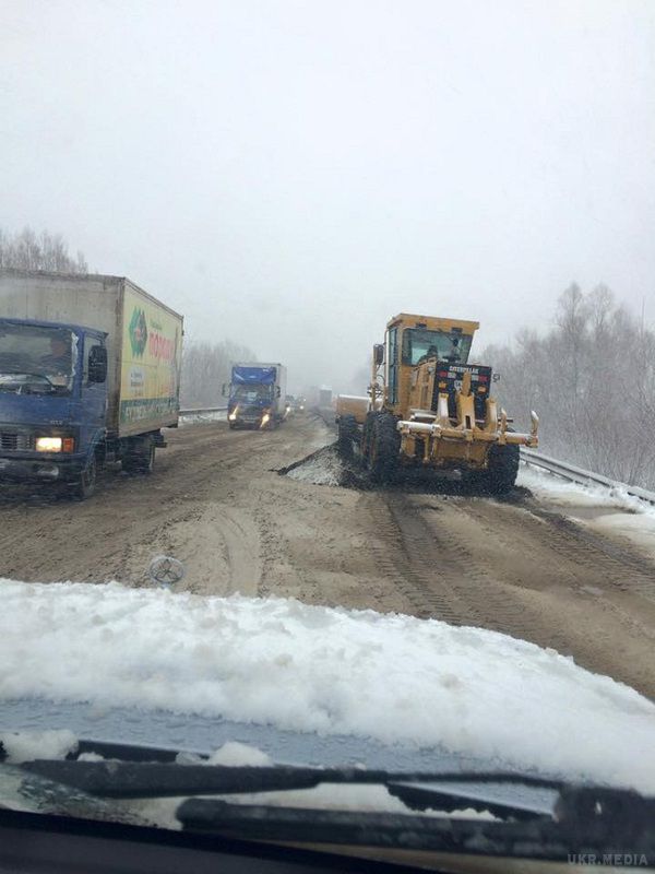 На Львівщині роблять «європейські дороги» в снігопад. На об'їзній міста Золочева у Львівській області дороги латають прямо під час снігопаду. 