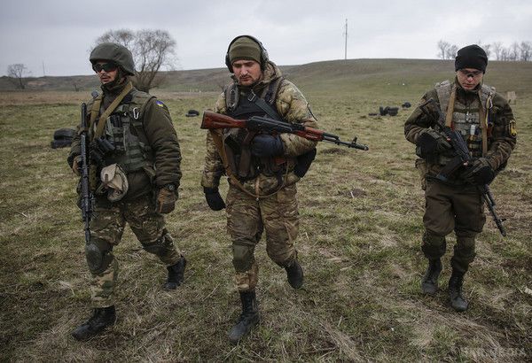 Загострення ситуації в зоні АТО. Українські силовики і "ополченці" продовжують звинувачувати один одного у порушенні перемир'я, зокрема, у застосуванні артилерії.