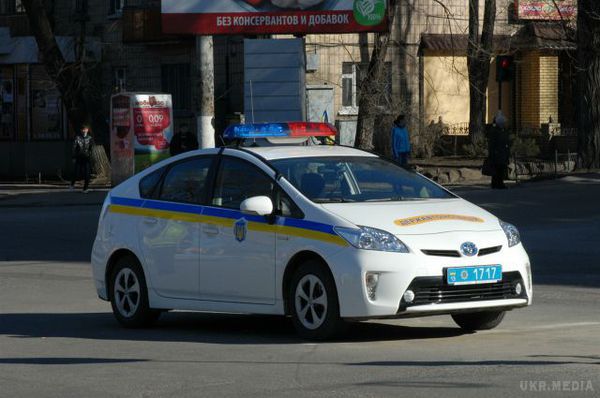 Яценюк з Аваковим поганяли на нових патрульних автомобілях. Прем'єр-міністр Арсеній Яценюк разом з міністром внутрішніх справ Арсеном Аваковим протестували один з автомобілів нової патрульної поліції.