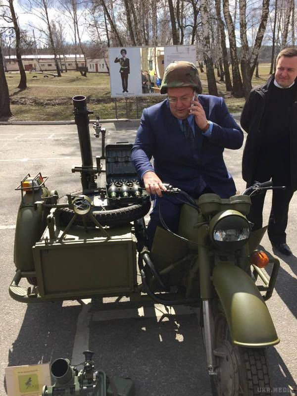 Геращенко похвалився по телефону що сів на мотоцикл (фото). Геращенко у касці сів за військовий мотоцикл з коляскою.