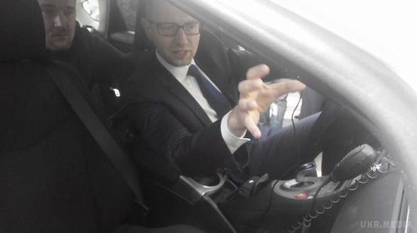 Яценюк показав свої права. Яценюк протестував автомобілі, придбані для нової патрульної української поліції