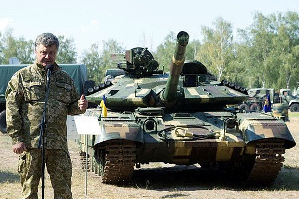 Президент України  оглянув нову зброю (ФОТО).  Зокрема, в Нових Петрівцях президенту показали британські бронемашини Saxon і американські HMMWV, першу партію яких він нещодавно особисто зустрічав в аеропорту Бориспіль. 