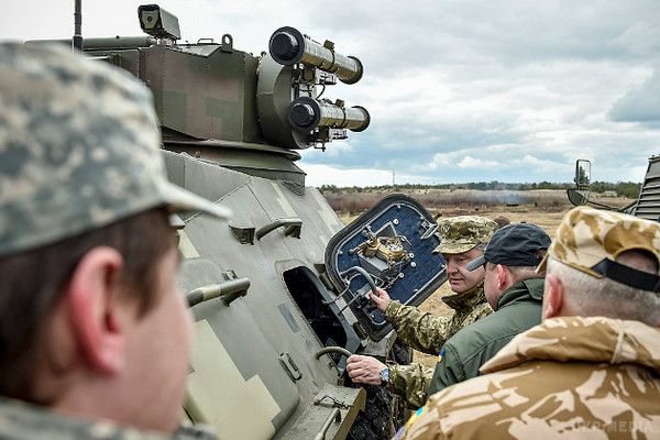 Президент України  оглянув нову зброю (ФОТО).  Зокрема, в Нових Петрівцях президенту показали британські бронемашини Saxon і американські HMMWV, першу партію яких він нещодавно особисто зустрічав в аеропорту Бориспіль. 