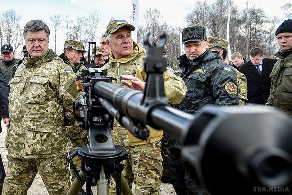 Президент України  оглянув нову зброю (ФОТО).  Зокрема, в Нових Петрівцях президенту показали британські бронемашини Saxon і американські HMMWV, першу партію яких він нещодавно особисто зустрічав в аеропорту Бориспіль. 