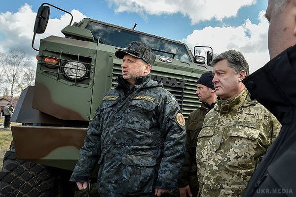 Президент України  оглянув нову зброю (ФОТО).  Зокрема, в Нових Петрівцях президенту показали британські бронемашини Saxon і американські HMMWV, першу партію яких він нещодавно особисто зустрічав в аеропорту Бориспіль. 
