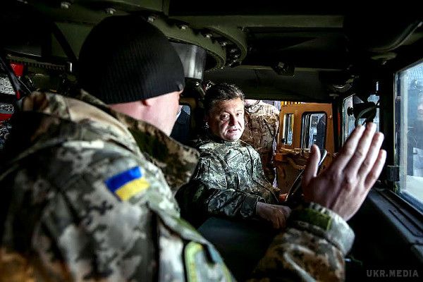 Президент України  оглянув нову зброю (ФОТО).  Зокрема, в Нових Петрівцях президенту показали британські бронемашини Saxon і американські HMMWV, першу партію яких він нещодавно особисто зустрічав в аеропорту Бориспіль. 