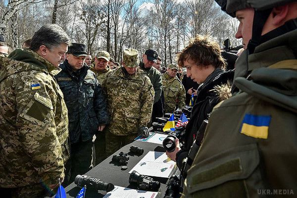 Президент України  оглянув нову зброю (ФОТО).  Зокрема, в Нових Петрівцях президенту показали британські бронемашини Saxon і американські HMMWV, першу партію яких він нещодавно особисто зустрічав в аеропорту Бориспіль. 