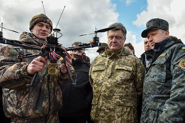 Президент України  оглянув нову зброю (ФОТО).  Зокрема, в Нових Петрівцях президенту показали британські бронемашини Saxon і американські HMMWV, першу партію яких він нещодавно особисто зустрічав в аеропорту Бориспіль. 