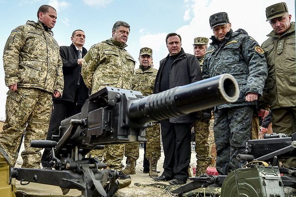 Президент України  оглянув нову зброю (ФОТО).  Зокрема, в Нових Петрівцях президенту показали британські бронемашини Saxon і американські HMMWV, першу партію яких він нещодавно особисто зустрічав в аеропорту Бориспіль. 