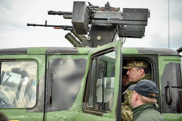 Президент України  оглянув нову зброю (ФОТО).  Зокрема, в Нових Петрівцях президенту показали британські бронемашини Saxon і американські HMMWV, першу партію яких він нещодавно особисто зустрічав в аеропорту Бориспіль. 