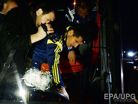 У Туреччині невідомі обстріляли автобус футбольного клубу "Фенербахче". Футболісти і тренери не постраждали, злочинцям вдалося втекти.