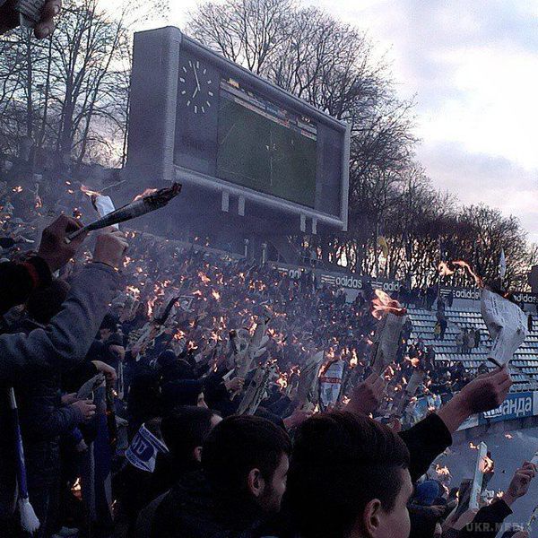 Вболівальники Ультрас підпалили в руках газети. Ультрас «Динамо» відсвяткували 35-річчя фанатського руху київської команди.