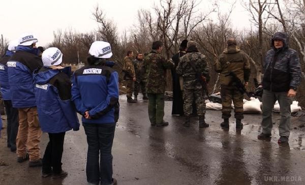 Території підконтрольні ЛНР і українськими військовими зв'язали дерев'яним мостом (фото). Між Луганськом і Станицею Луганської з'явилась пішохідна переправа замість зруйнованого автомобільного мосту.