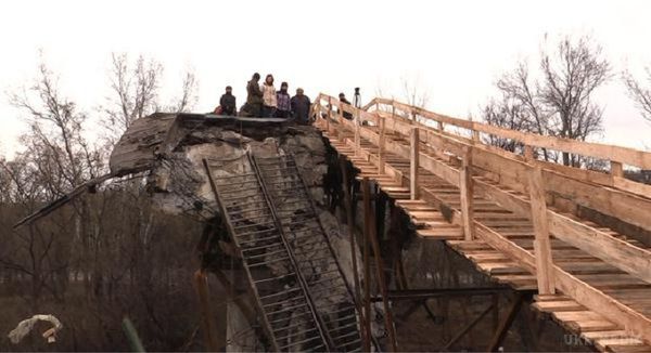Території підконтрольні ЛНР і українськими військовими зв'язали дерев'яним мостом (фото). Між Луганськом і Станицею Луганської з'явилась пішохідна переправа замість зруйнованого автомобільного мосту.