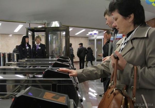 У київському метро на рейки впала людина, зупинили рух. Коли рух буде відновлено, поки не повідомляється.