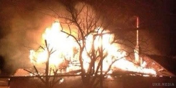 Донецьк: через попадання снаряда загорівся будинок. Інформації про жертви наразі немає.