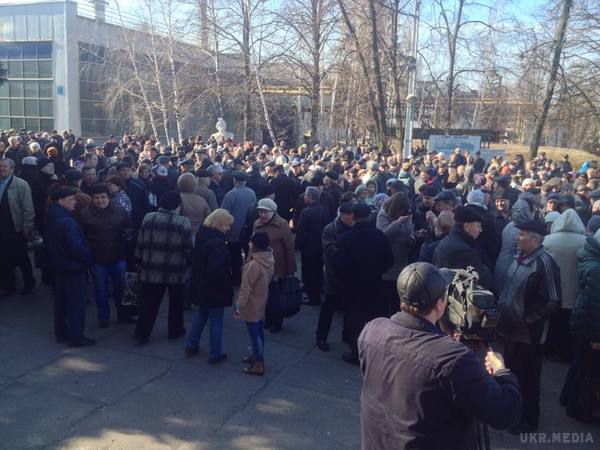 «Нам нічого їсти» у Харкові сотні працівників авіазаводу вийшли на мітинг. У Харкові біля авіазаводу мітингують близько 400 співробітників підприємства, вимагаючи виплатити зарплату.