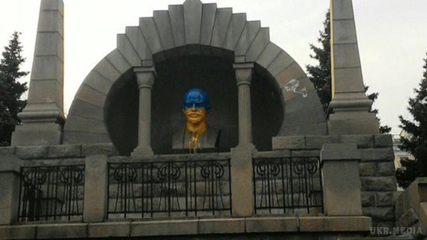 У Челябінську бюст Леніна розфарбували в кольори українського прапора. В центрі Челябінська невідомі в ніч на 6 квітня розфарбували бюст Леніна в жовто-сині кольори.