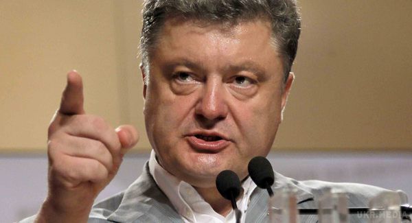 «Щоб і думати боялися», - Порошенко вимагає посилити покарання «за сепаратистські заяви». Президент України Петро Порошенко відкрив роботу Конституційної комісії, яка працюватиме над змінами до основного закону України.