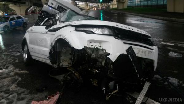 Камери спостереження зафіксували падіння автомобіля з 20-метрової висоти (фото). Автомобіль не втримався на слизькому асфальті багаторівневої автодороги