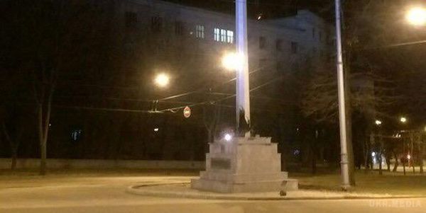 У Харкові вночі прогримів вибух. Уточнюється, що вибуховий пристрій спрацював під стелою з українським прапором.