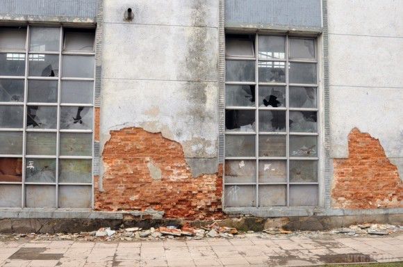 Напівзруйновані цехи і вибиті шибки, все що залишилося від заводу ЛАЗ (фото). Приміщення автозаводу виставили на аукціон