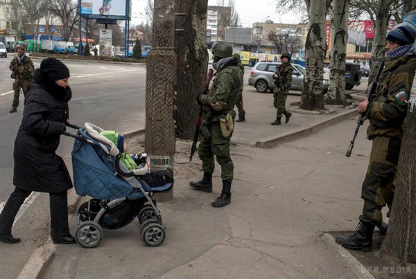  "Радіємо з того, що не стріляють" - жителі Донецька: . Рівно рік тому, 7 квітня, в обласному центрі захопили обладміністрацію і проголосили "ДНР".