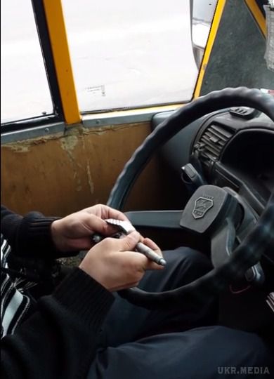 Відео не для людей зі слабкими нервами: водій забитої маршрутки на швидкості ремонтує годинники.  У Мережі з'явилося відео того, як водій під час руху автобуса ремонтує годинники.