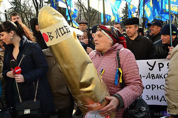 Яценюку принесли в подарунок кулю-член. Українському прем'єру Арсенію Яценюку принесли в подарунок великий макет кулі, увінчаною написом «Куля в лоб».
