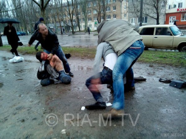 В Мелітополі через стрілянину  постраждали переселенці. За даними очевидців, конфлікт спровокували антиукраїнські висловлювання переселенців.