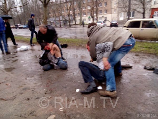 В Мелітополі через стрілянину  постраждали переселенці. За даними очевидців, конфлікт спровокували антиукраїнські висловлювання переселенців.