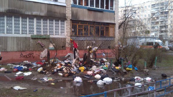 Киянка згоріла у власному смітті. У Києві в 9-поверховому будинку по вулиці Жукова, в одній з квартир сталася пожежа, загинула жінка 1940 року народження. 