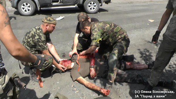 Моторошні пейзажі Савур-Могили: свіжі поховання і зруйновані пам'ятники. Від величного меморіального комплексу залишилися руїни.