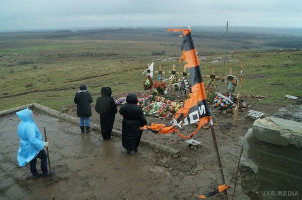 Моторошні пейзажі Савур-Могили: свіжі поховання і зруйновані пам'ятники. Від величного меморіального комплексу залишилися руїни.