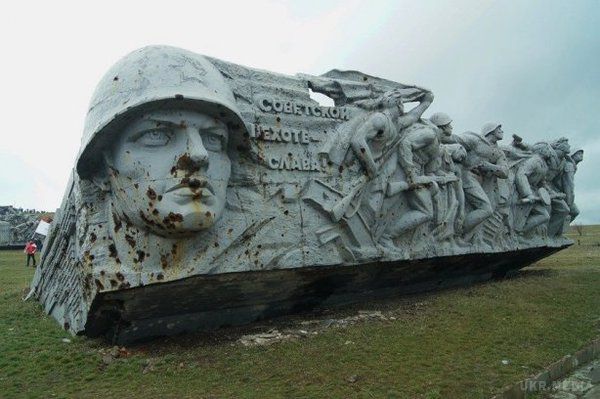 Моторошні пейзажі Савур-Могили: свіжі поховання і зруйновані пам'ятники. Від величного меморіального комплексу залишилися руїни.